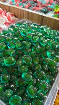حلويات جيلاتينية خضراء شفافة