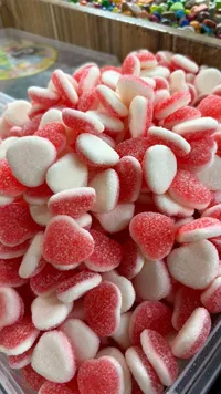حلويات قلوب جيلاتينية حمراء وبيضاء