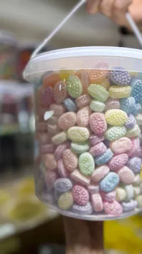 حلوى صلبة مشكلة في دلو