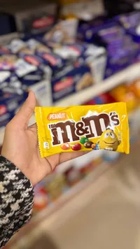 حلوى الشوكولاتة بالفول السوداني - إم آند إمز (M&M's)