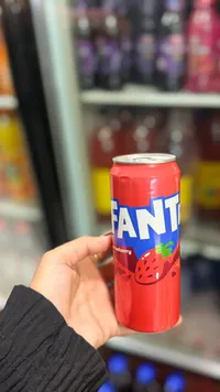 مشروب غازي بنكهة الفراولة - فانتا (Fanta)