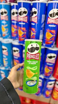 رقائق البطاطس بنكهة الكريمة الحامضة والبصل - برينجلز (Pringles)