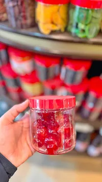 كرز مجفف ومسكر في عبوة بلاستيكية