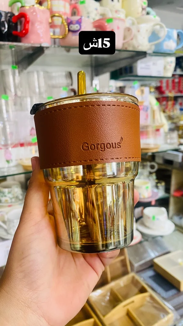 كوب زجاجي مع غطاء جلدي وقشة - جورجس (Gorgous) - أدوات منزلية - سوق غزة