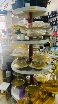 رف عرض دوار متعدد الطبقات مع أطباق ذهبية