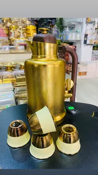 إبريق شاي حراري ذهبي فاخر مع أكواب