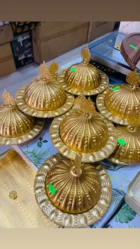 طقم صحون ذهبية فاخرة بتصميم محارة