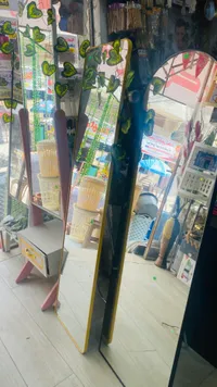 مرآة أرضية بإطار ملون