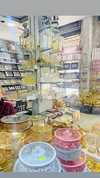 مضيفة حلو - ذهبي