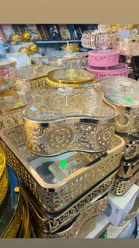 مضيفة حلو ذهبية فاخرة