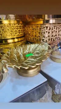 مضيفة حلو ذهبية فاخرة