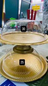 صحون ضيافة ذهبية مع غطاء شفاف