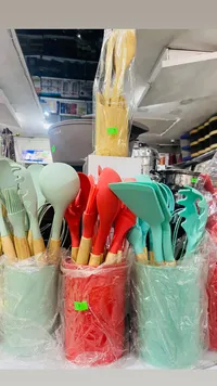طقم مغارف سيلكون ملونة مع مقابض خشبية