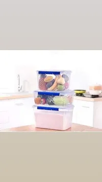 حافظات طعام بلاستيكية بأغطية زرقاء