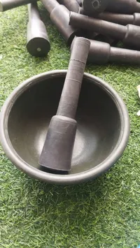 زبدية ومدقة حجرية تقليدية