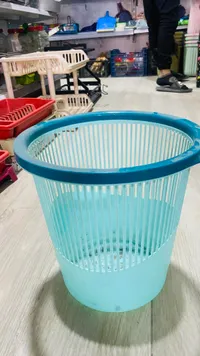 سلة قمامة بلاستيكية زرقاء
