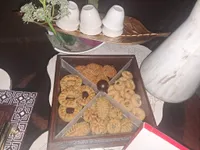 مضيفة كعك متنوعة