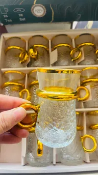 كاسات شاي زجاجية بمقابض ذهبية