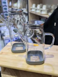 إبريق عصير زجاجي مع غطاء معدني