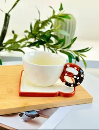 مج زجاج أبيض مع مقبض سيراميك ملون