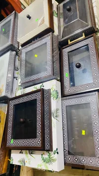 خزانة حائط زجاجية بإطار معدني مزخرف