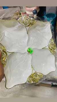 طبق تقديم سيراميك أبيض بزخارف ذهبية