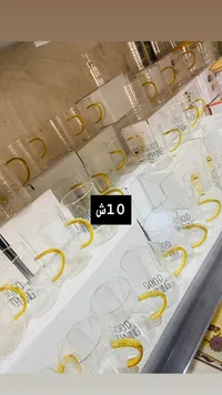 أكواب زجاجية شفافة مع مقبض ذهبي