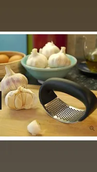 مبشرة الثوم بمقبض أسود
