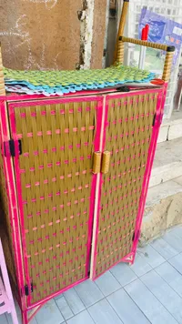خزانة مطبخ ملونة بأبواب شبكية