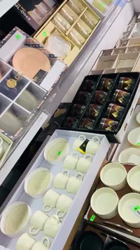 طقم أكواب وأطباق سيراميك كريمي