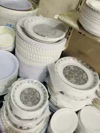 أطباق بلاستيكية بيضاء مزخرفة