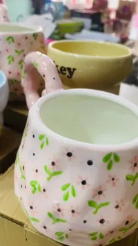 أكواب سيراميك ملونة بتصميم أوراق نباتية