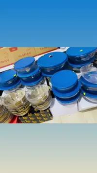 علب زجاجية محكمة الإغلاق بأغطية زرقاء