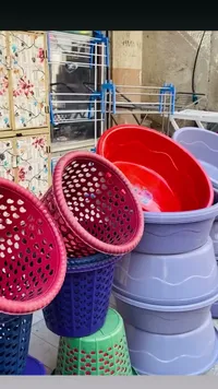 سلة غسيل بلاستيكية ملونة