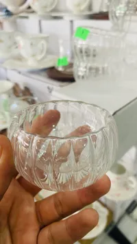 كوب زجاجي بنقش محفور
