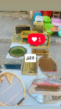 صينية تقديم ذهبية مع مقابض