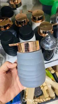 إبريق شاي ومياه بغطاء ذهبي
