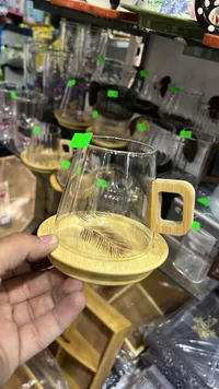 كوب زجاجي بمقبض خشبي وغطاء