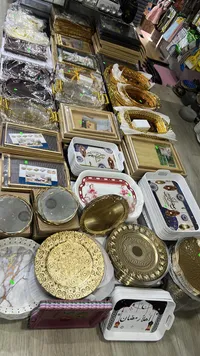 صواني تقديم ذهبي مزخرف