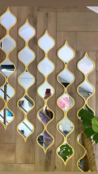 مرايا حائط ديكورية بتصميم هندسي ذهبي