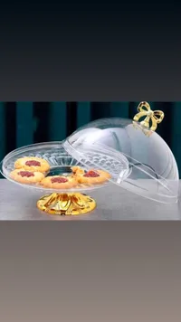 صحن تقديم حلويات مع غطاء ذهبي