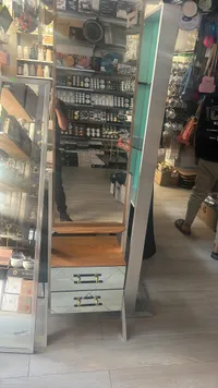 مرآة أرضية مع أدراج تخزين خشبية