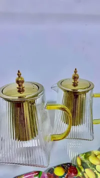 براد شاي زجاجي بتصميم مضلع وغطاء ذهبي