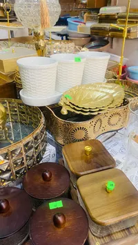 مصيفة خشبية مربعة مع غطاء