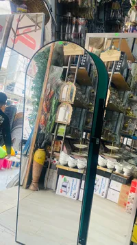 مرآة أرضية بيضاوية بإطار أسود
