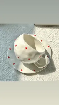 طقم كوب وصحن سيراميك بنقشة القلوب