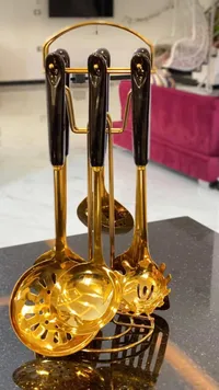 طقم أدوات مطبخ ذهبية مع حامل