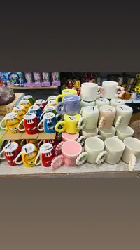 أكواب سيراميك ملونة بتصاميم متنوعة