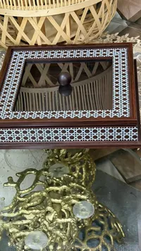صندوق تقديم خشبي مزخرف مع غطاء زجاجي