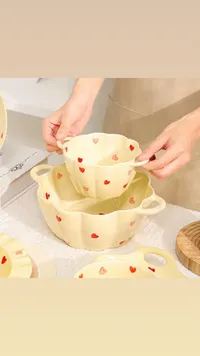 طقم أطباق سيراميك مزينة بقلوب حمراء